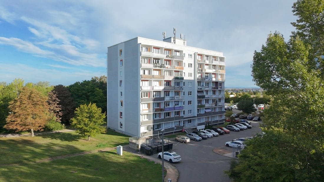 Wohnhochhaus aus der Luft, mit Stellplätzen und Umgebung