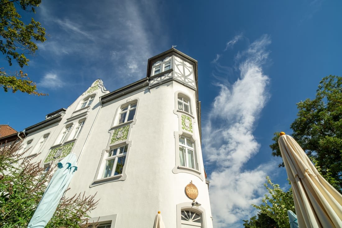 Eckturm der Villa mit Fachwerkgiebel, von unten aufgenommen